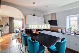 Stunning Manor House in Parkland Gardens