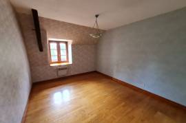 Country House with Large Rooms and Land