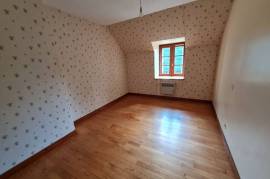 Country House with Large Rooms and Land