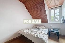 Traditional House with Courtyard Garden