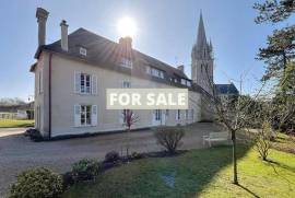 Historic Manor House with Landscaped Gardens