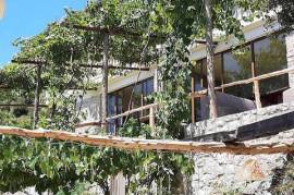 Roadside Property for Sale in Piqeras – Two-Story Building with Private Yard