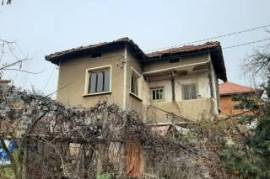 Old rural property with quiet location in a village up in the mountains