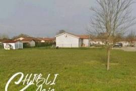 Terrain constructible de 1 242 m² situé dans un quartier calme et tranquille, idéal pour concrétiser votre projet de construction. Environnement paisible, cadre agréable et belle superficie offrant de nombreuses possibilités d’aménagement...