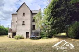 Maison familiale ou projet locatif : 215 m² de potentiel à explorer à Bugeat !