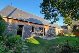 Ensemble immobilier d’exception à Trézélan - Bégard. Maison de maître en pierre de 184m2 - 2 gîtes - 14 pièces - 9 chambres - 6126 m² de terrain.