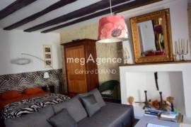 Maison authentique en pierres et poutres apparentes contenant 3 appartements