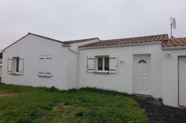 Charente Maritime, proche des commodités, pavillon de plain-pied composé d'une belle pièce de vie lumineuse, trois chambres, garage. Jardin clos.