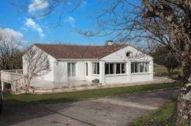 Maison familiale spacieuse avec grande terrasse et terrain arboré