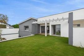 Chiberta district in Anglet, this completely redesigned villa embodies the perfect combination of contemporary elegance, comfort and quality of life