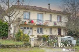 Maison à étage avec garage et jardin.