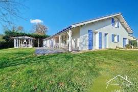 Maison lumineuse, grand terrain, quartier calme