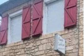 Immeuble en pierre au coeur de la commune du Bugue