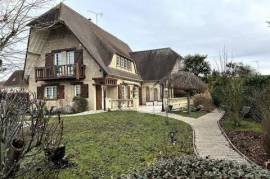 Magnifique maison familiale de caractère de 180M² avec piscine , idéalement située proche des écoles