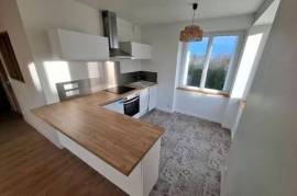 Bel appartement 54 M2 T3, lumineux et climatisé au coeur du village.