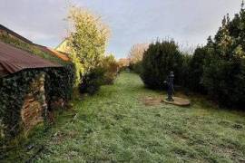 Terrain constructible 302 m2, situé au cœur du village, proche commerces, écoles, médecins ...