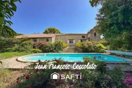 Maison familiale en pierre rénovée avec piscine