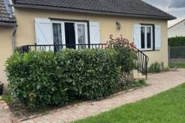 À VENDRE – Charmante maison familiale avec grand jardin – cadre paisible et verdoyant Découvrez cette agréable maison d’habitation, nichée dans un environnement calme, idéale pour accueillir une famille à la recherche de confort, d’e...