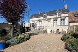 Rénovée, charme de l’ancien, grange indépendante, beaux volumes.