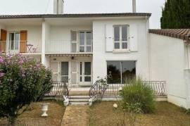 Maison à Poitiers 86000 , 4 pièces 98m2 . Tous commerces et services accessibles à pieds. Quartier très calme .