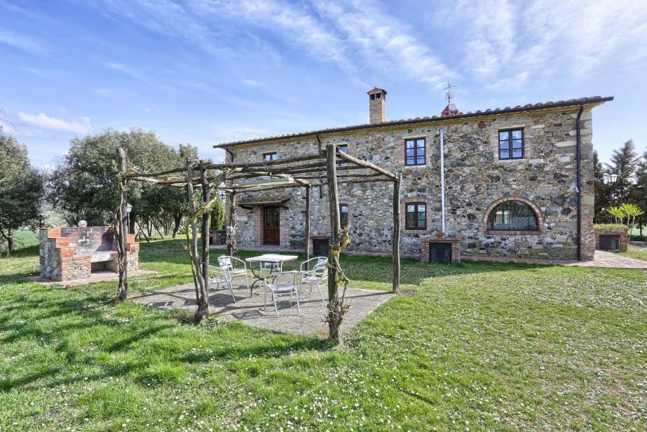 Tuscan country house with pool