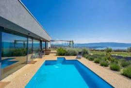 KRK SZIGET Luxusvilla, eredeti építészeti megoldásokkal Krk városa felett, tengerre néző kilátással