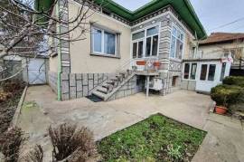 Haus mit 3 Schlafzimmern, Gästehaus und Garage in der Stadt Byala, Bezirk Ruse