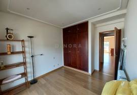 Excellent T3 Apartment in Gambelas for Sale