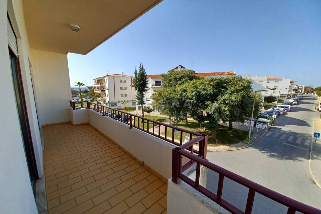 Excellent T3 Apartment in Gambelas for Sale