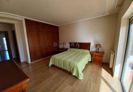 Excellent T3 Apartment in Gambelas for Sale