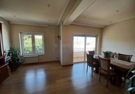 Excellent T3 Apartment in Gambelas for Sale