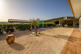 Fantastic 4 Bedroom Villa, with swimming pool, large garden, and garage, near Lagos