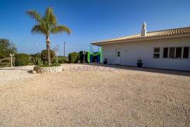 Fantastic 4 Bedroom Villa, with swimming pool, large garden, and garage, near Lagos