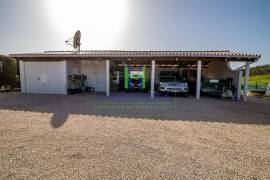 Fantastic 4 Bedroom Villa, with swimming pool, large garden, and garage, near Lagos