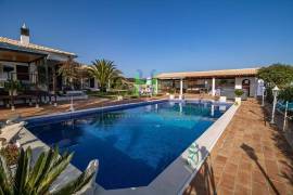 Fantastic 4 Bedroom Villa, with swimming pool, large garden, and garage, near Lagos