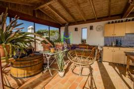 Fantastic 4 Bedroom Villa, with swimming pool, large garden, and garage, near Lagos