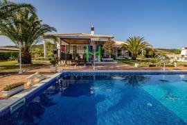 Fantastic 4 Bedroom Villa, with swimming pool, large garden, and garage, near Lagos