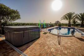 Fantastic 4 Bedroom Villa, with swimming pool, large garden, and garage, near Lagos