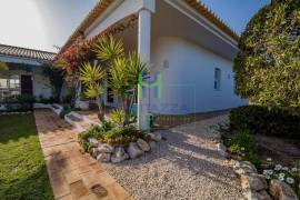 Fantastic 4 Bedroom Villa, with swimming pool, large garden, and garage, near Lagos