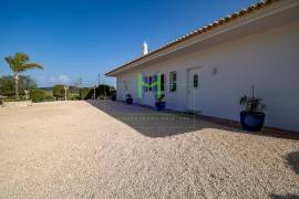 Fantastic 4 Bedroom Villa, with swimming pool, large garden, and garage, near Lagos