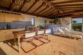 Fantastic 4 Bedroom Villa, with swimming pool, large garden, and garage, near Lagos