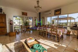 Fantastic 4 Bedroom Villa, with swimming pool, large garden, and garage, near Lagos
