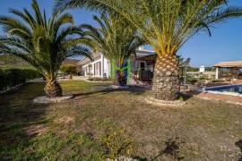 Fantastic 4 Bedroom Villa, with swimming pool, large garden, and garage, near Lagos