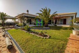 Fantastic 4 Bedroom Villa, with swimming pool, large garden, and garage, near Lagos