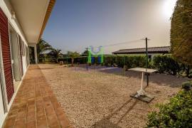 Fantastic 4 Bedroom Villa, with swimming pool, large garden, and garage, near Lagos