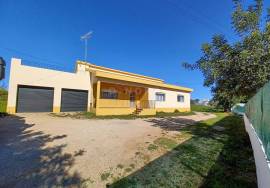 Single-storey house T4 with surrounding land + 3 adjoining rustic lands for sale