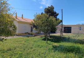 Single-storey house T4 with surrounding land + 3 adjoining rustic lands for sale