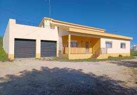 Single-storey house T4 with surrounding land + 3 adjoining rustic lands for sale