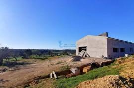 Mixed land for sale with 122.840 m2 and villa T4- Algoz