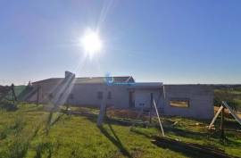 Mixed land for sale with 122.840 m2 and villa T4- Algoz